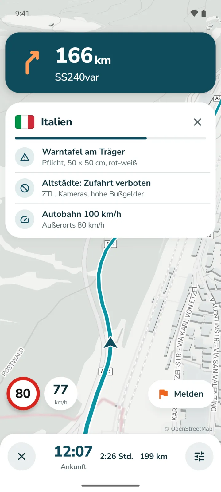 Grenzübertritt nach Italien: Warntafel am Fahrradträger, Altstädte mit Zufahrtsverbot, Autobahn 100 km/h.